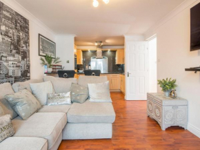 Pass the Keys 2 Bed Apartment with Views & Parking very central